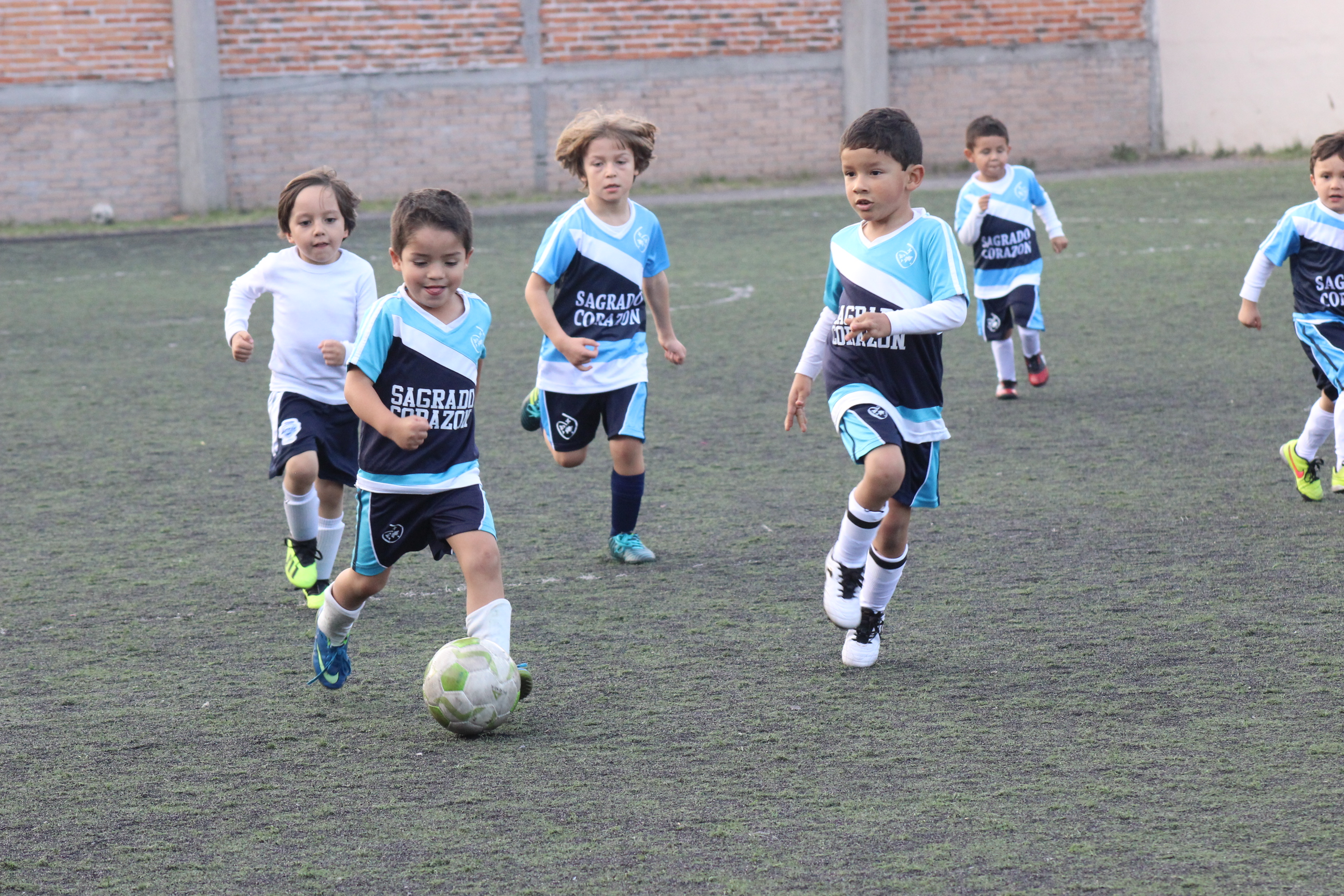 Niños jugando futbol